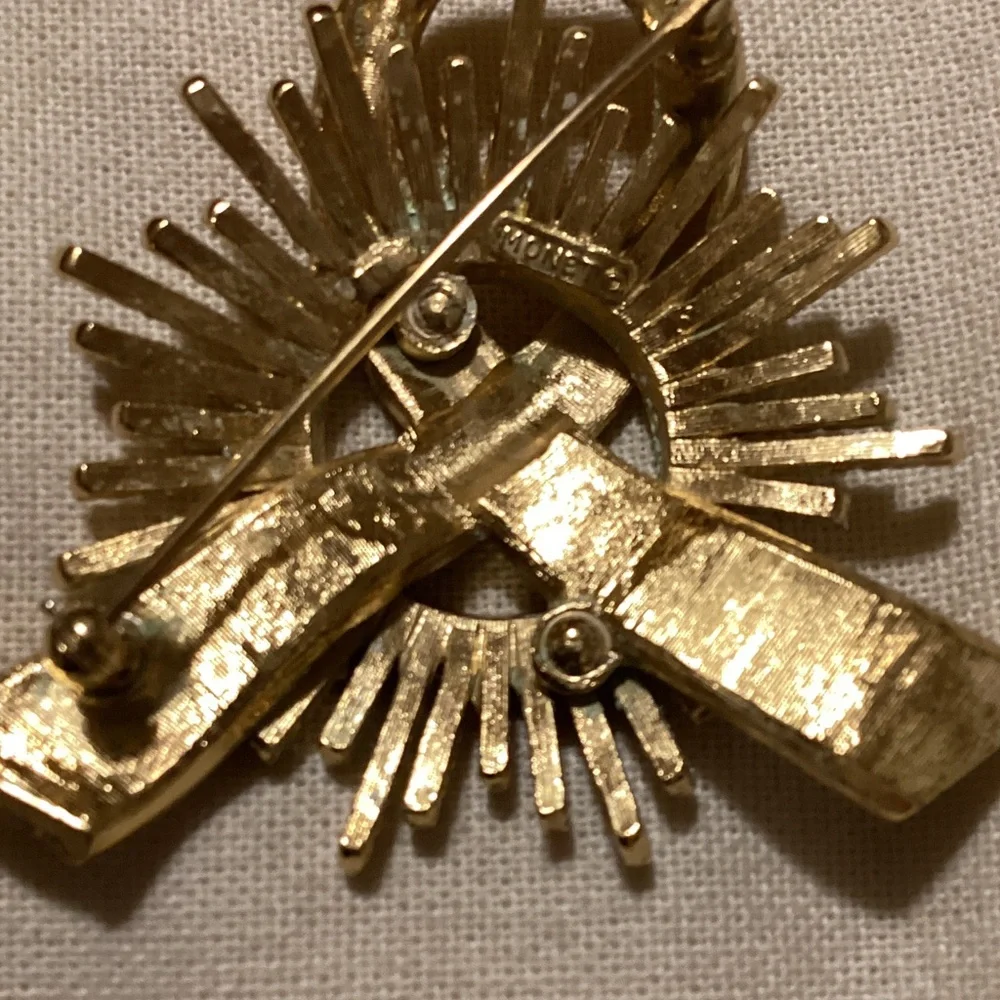 Monet Gold Starburst Ribbon Brooch - Picture 2 of 2
